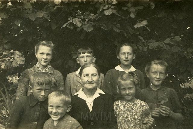 KKE 2019.jpg - Pośrodku Zofia Zwierko(Stefanowicz) z wnukami, Krupawa koło Lidy,  1946 r.